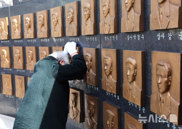 [평택=뉴시스] 김종택 기자 = 제15주기 천안함 46용사 추모식이 거행된 26일 경기도 평택시 해군 제2함대사령부에서 유가족이 추모비에 새겨진 부조물을 어루만지고 있다.  이날 추모식에는 유가족, 천암함 피격사건 참전장병, 2함대 장병 및 군무원 등 200여 명이 참석했다. 2025.03.26. jtk@newsis.com