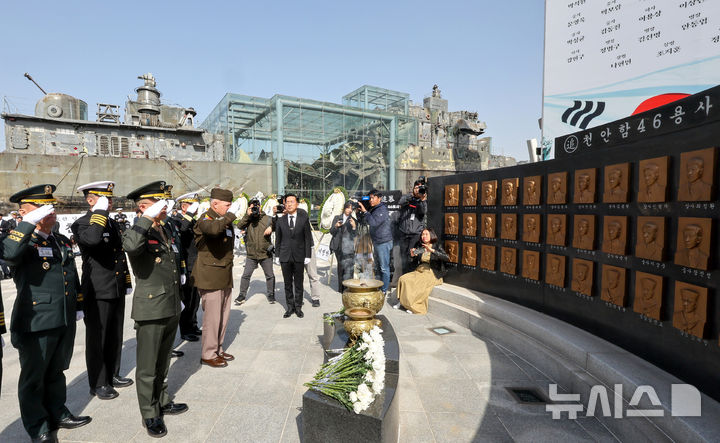 [평택=뉴시스] 김종택 기자 = 제15주기 천안함 46용사 추모식이 거행된 26일 경기도 평택시 해군 제2함대사령부에서 참석자들이 46용사 추모비에 경례하고 있다.  이날 추모식에는 유가족, 천암함 피격사건 참전장병, 2함대 장병 및 군무원 등 200여 명이 참석했다. (공동취재) 2025.03.26. photo@newsis.com .