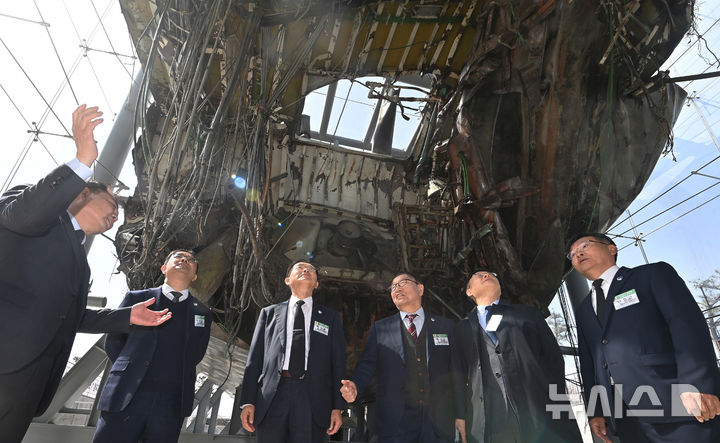 [평택=뉴시스] 김종택 기자 = 26일 오전 경기도 평택시 해군 제2함대사령부에서 거행된 제15주기 천안함 46용사 추모식을 마친 천안함 재단 관계자들이 피격된 선체를 살펴보고 있다. (공동취재) 2025.03.26. photo@newsis.com