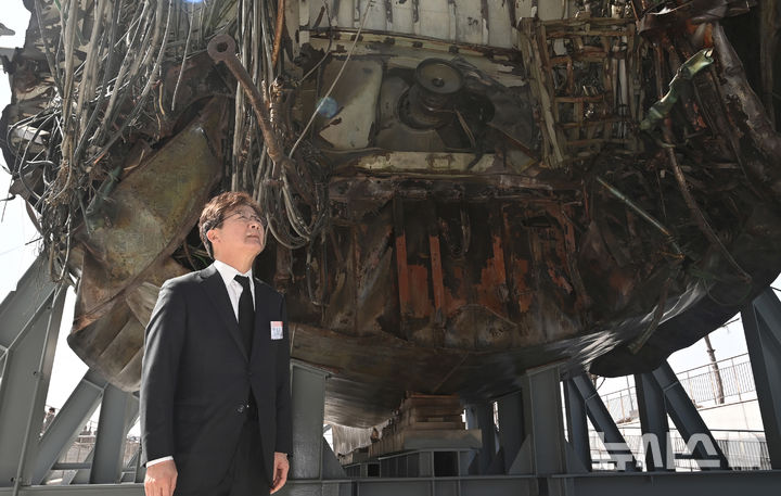 [평택=뉴시스] 김종택 기자 = 유승민 전 국민의힘 의원이 26일 오전 경기도 평택시 해군 제2함대사령부에서 거행된 제15주기 천안함 46용사 추모식을 마친 뒤 피격된 천안함 선체를 살펴보고 있다. (공동취재) 2025.03.26. photo@newsis.com