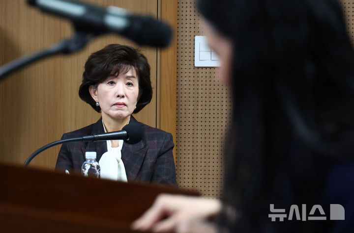[서울=뉴시스] 전신 기자 = 박선영 진실화해위원장이 26일 서울 중구 진실·화해를위한과거사정리위원회에서 열린 해외입양과정 인권침해 사건 진실규명 결정 발표 기자회견에서 해외 입양인 김유리 씨의 사례 발표를 듣고 있다. 2025.03.26. photo1006@newsis.com