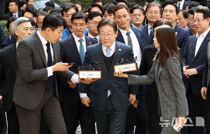 [서울=뉴시스] 사진공동취재단 = 이재명 더불어민주당 대표가 26일 서울 서초구 서울고등법원에서 열린 공직선거법 위반 혐의 항소심 선고 공판에 출석하고 있다. 2025.03.26. photo@newsis.com