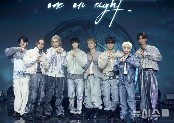 [서울=뉴시스] 김혜진 기자 = 그룹 원 오어 에이트가 26일 오후 서울 강남구 일지아트홀에서 열린 두 번째 싱글 앨범 'DSTM' 발매 기념 쇼케이스에서 포즈를 취하고 있다. 2025.03.26. jini@newsis.com