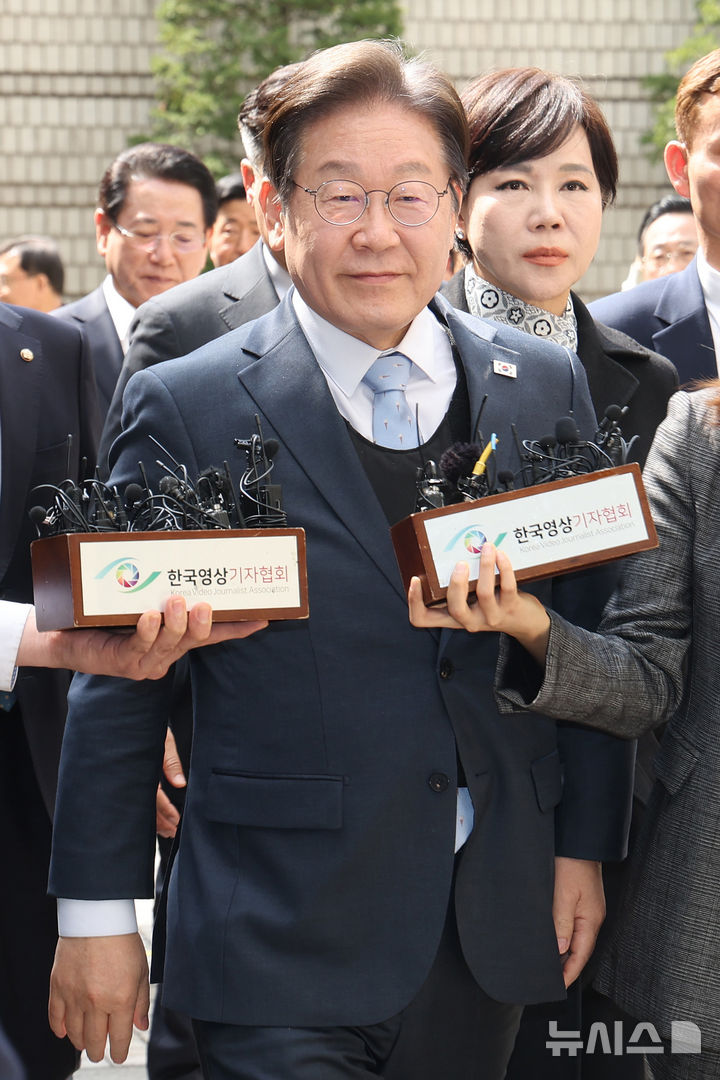 [서울=뉴시스] 사진공동취재단 = 이재명 더불어민주당 대표가 26일 서울 서초구 서울고등법원에서 열린 공직선거법 위반 혐의 항소심 선고 공판에 출석하고 있다. 2025.03.26. photo@newsis.com
