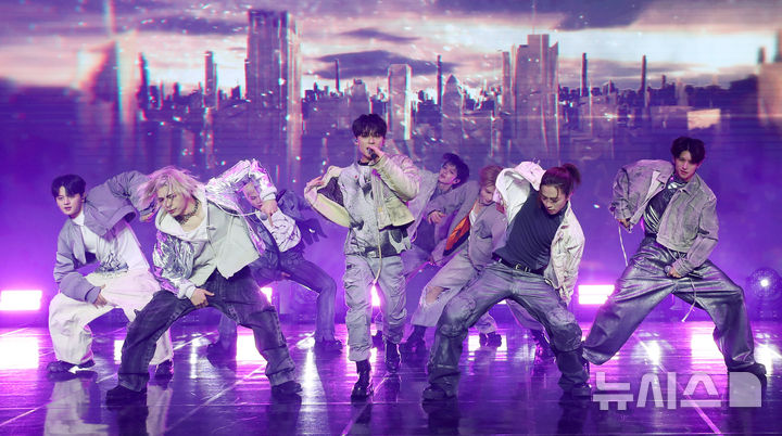 [서울=뉴시스] 김혜진 기자 = 그룹 원 오어 에이트가 26일 오후 서울 강남구 일지아트홀에서 열린 두 번째 싱글 앨범 'DSTM' 발매 기념 쇼케이스에서 무대를 선보이고 있다. 2025.03.26. jini@newsis.com