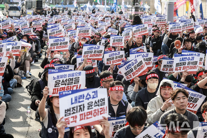[서울=뉴시스] 정병혁 기자 = 지난 3월 26일 서울 종로구 동십자각 앞에서 열린 윤석열 즉각 파면을 위한 한국노총 전국단위노조대표자 및 상근간부 결의대회에서 한국노총 조합원들이 피켓을 들고 있다. 2025.03.26. jhope@newsis.com