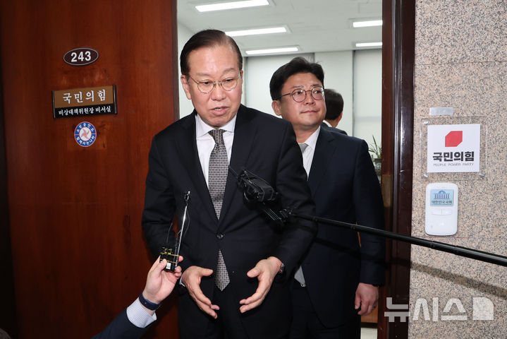 [서울=뉴시스] 권창회 기자 = 권영세 국민의힘 비상대책위원장이 26일 오후 서울 여의도 국회에서 이재명 더불어민주당 대표의 공직선거법 위반 사건 항소심 무죄 선고 직후 백브리핑을 하고 있다. 2025.03.26. kch0523@newsis.com