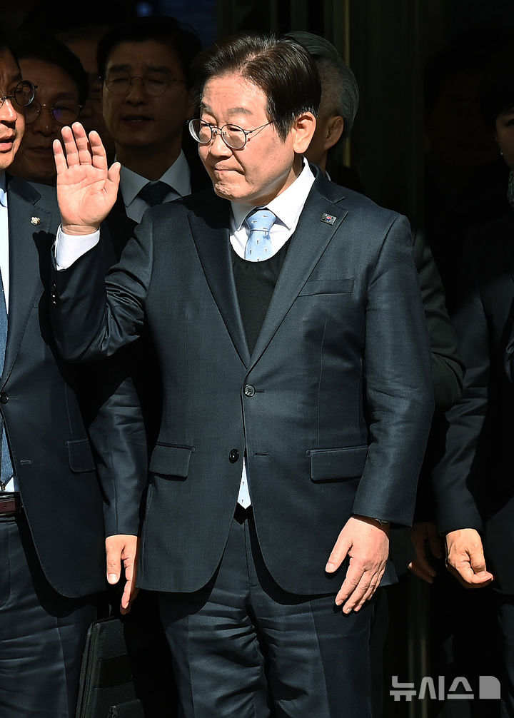 [서울=뉴시스] 사진공동취재단 = 이재명 더불어민주당 대표가 26일 서울 서초구 서울고등법원에서 열린 공직선거법 위반 혐의 항소심 선고 공판에서 무죄를 선고받은 뒤 지지자들에게 인사하고 있다. 2025.03.26. photo@newsis.com