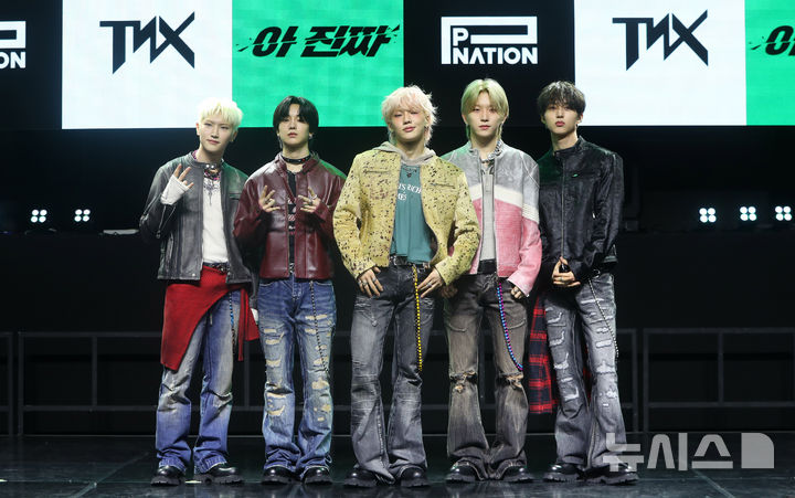 [서울=뉴시스] 김혜진 기자 = 그룹 TNX(왼쪽부터 최태훈, 장현수, 천준혁, 오성준, 은휘)가 26일 오후 서울 서대문구 예스24 원더로크홀에서 열린 네 번째 미니앨범 'For Real?'(포 리얼?) 발매 기념 쇼케이스에서 포즈를 취하고 있다. 타이틀 곡 '아 진짜'(For Real?)'는 은휘가 처음으로 전체 프로듀싱에 참여해 TNX만의 색깔을 더했다. 2025.03.26. jini@newsis.com