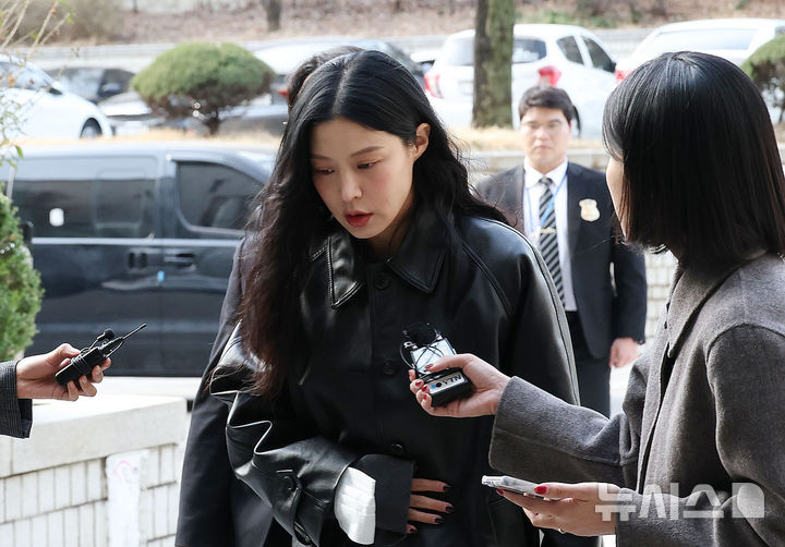 [서울=뉴시스] 이영환 기자 = 입시비리 혐의로 재판을 받고 있는 조민 씨가 26일 오후 서울 서초구 서울중앙지방법원에서 열린 항소심 1차 공판에 출석하고 있다. (공동취재) 2025.03.26. photo@newsis.com