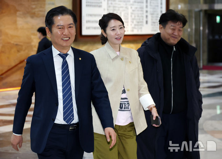 [서울=뉴시스] 조성우 기자 = 정청래(왼쪽부터) 더불어민주당 의원과 강선우, 양문석 의원이 26일 오후 서울 여의도 국회에서 열린 비상의원총회에 참석하고 있다. 2025.03.26. xconfind@newsis.com