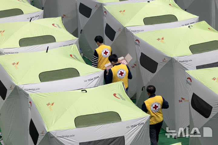 [안동=뉴시스] 김금보 기자 = 지난달 26일 오후 경북 안동시 안동실내체육관에 마련된 산불 이재민 대피소에서 대한적십자사 관계자들이 구호 물품을 배분하고 있다. (공동취재) 2025.03.26. photo@newsis.com