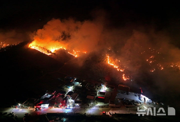 [의성=뉴시스] 김금보 기자 = 지난해 3월 26일 경북 의성군 옥산면 신계2리 기룡산에서 민가 방향으로 산불이 번지고 있다. 2025.03.26. kgb@newsis.com