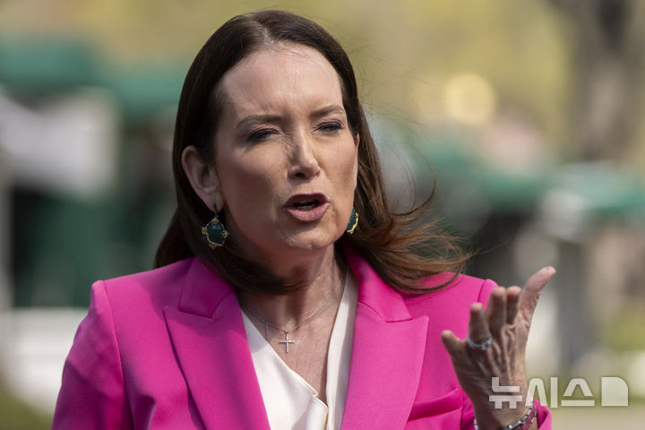 [워싱턴=AP/뉴시스] 도널드 트럼프 미국 행정부가 민주당이 주지사를 맡고 있는 일부 주(州)에 저소득층 식대 지원을 중단할 방침을 밝혔다. 사진은 브룩 롤린스 미국 농무장관. 2025.12.03.