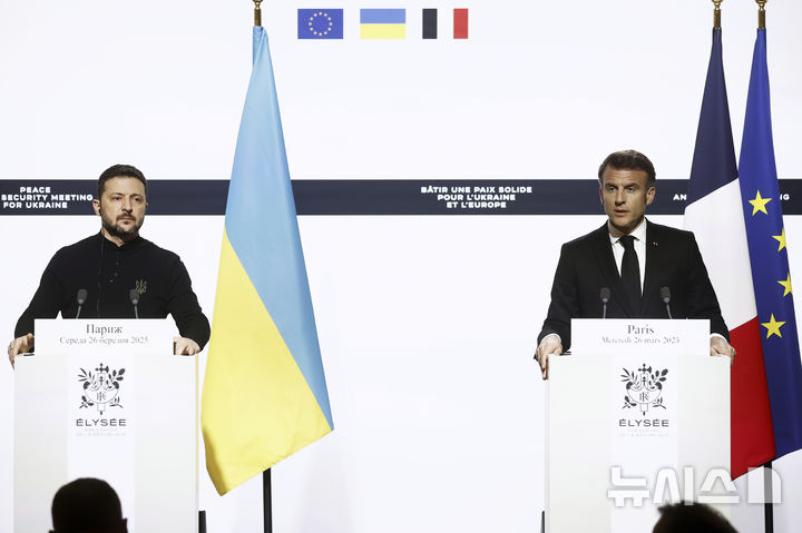 [파리=AP/뉴시스] 에마뉘엘 마크롱(오른쪽) 프랑스 대통령과 볼로디미르 젤렌스키 우크라이나 대통령이 26일(현지 시간) 프랑스 파리 엘리제궁에서 회담 후 공동 기자회견하고 있다. 마크롱 대통령은 우크라이나에 배치될 가능성이 있는 유럽 군대가 러시아의 공격에 "대응"할 수 있다고 말했다. 2025.03.27.