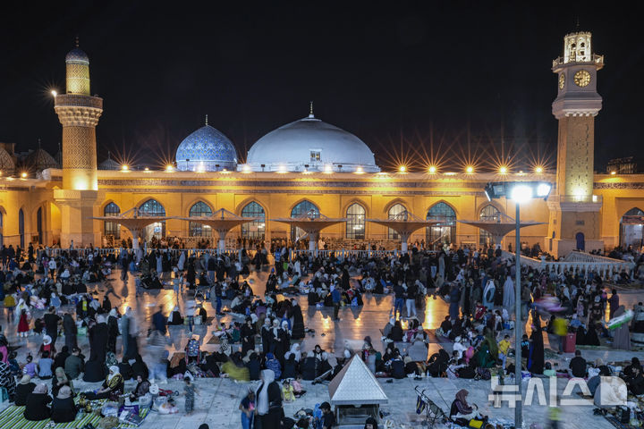 [바그다드=AP/뉴시스] 26일(현지 시간) 이라크 바그다드에서 무슬림들이 라마단 성월 27번째 날인 '권능의 밤'(라일라트 알 카드르)을 맞아 수니파 성지 압둘카디르 알길라니 사원에 모여 있다. 이라크 서부도시 팔루자에서는 6월 7일 축일의 육류 음식을 먹은 사람들의 집단 식중독 발생으로 40여명이 입원했다고 보건 당국이 밝혔다. 2025.06.08.