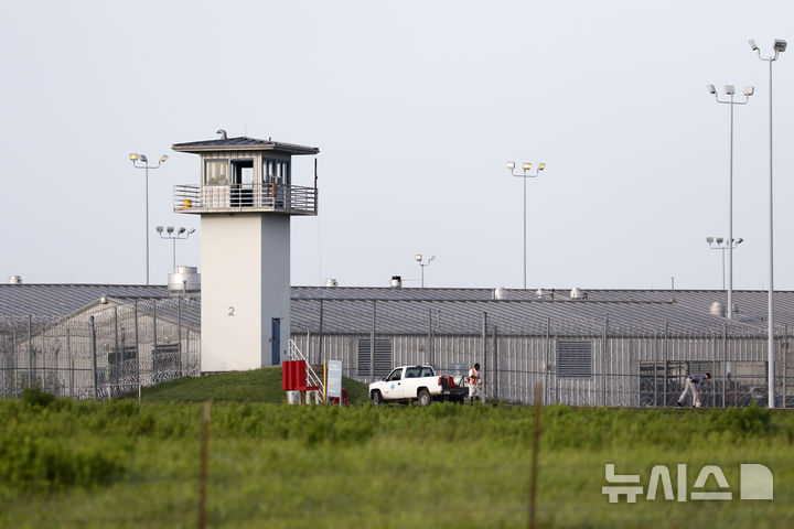 [헌츠빌(텍사스주)=AP/뉴시스]미국 법원이 '교도소 내 더위가 극심해 에어컨 설치가 필요하다'며 수감자들이 제기한 가처분 신청(temporary injunction)을 일부 인용했다. 사진은 미 텍사스 헌츠빌에 있는 텍사스 교도소 건물. 2025.3.27