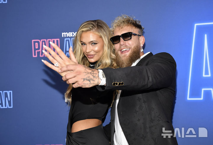 [뉴욕=AP/뉴시스] 유타 레이르담과 제이크 폴 커플. 2025.03.27.