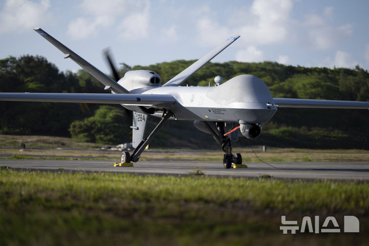 [카네오헤 베이(미 하와이주)=AP/뉴시스]2024년 8월7일 미 하와이주 카네오헤 베이에 MQ-9 리퍼 무인항공기가 보이고 있다. 미 국무부가 27일 중동의 카타르군에 20억 달러(2조9310억원) 상당의 무장 MQ-9B 프레데터 드론 판매를 최초 승인했다. 2025.03.27.