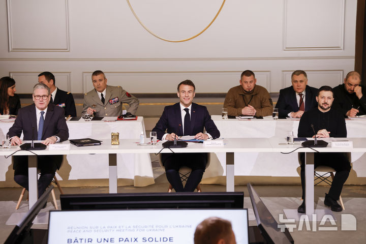 [AP/뉴시스] 27일 파리 엘리제궁의 2차 의지의 연합 정상회의에 영국 스타머 총리, 프랑스 마크롱 대통령 및 우크라 젤렌스키 대통령이 나란히 앉아 있다