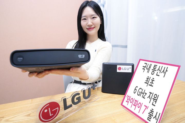 LG유플러스가 공개한 가정용 와이파이7 공유기 사진