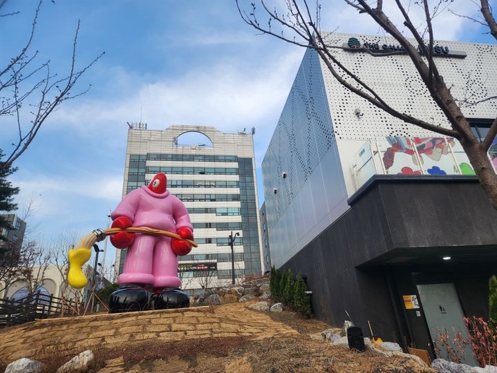 [서울=뉴시스] 고가혜 기자 = 지난 26일 방문한 '더 갤러리 호수'에 마련된 팝 아티스트 필립 콜버트의 조각상 '미술가'. 해당 작품은 작가 스스로를 표현한 자화상이다. 2025.03.27 gahye_k@newsis.com *재판매 및 DB 금지