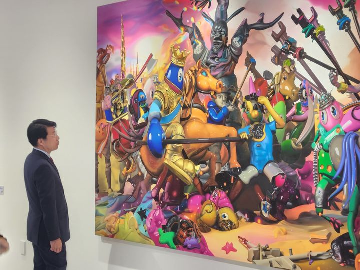 [서울=뉴시스] 고가혜 기자 = 서강석 송파구청장이 지난 26일 '더 갤러리 호수'에 마련된 팝 아티스트 필립 콜버트의 전시 '랍스터 행성으로의 여행'을 관람하고 있다. 2025.03.27 gahye_k@newsis.com *재판매 및 DB 금지