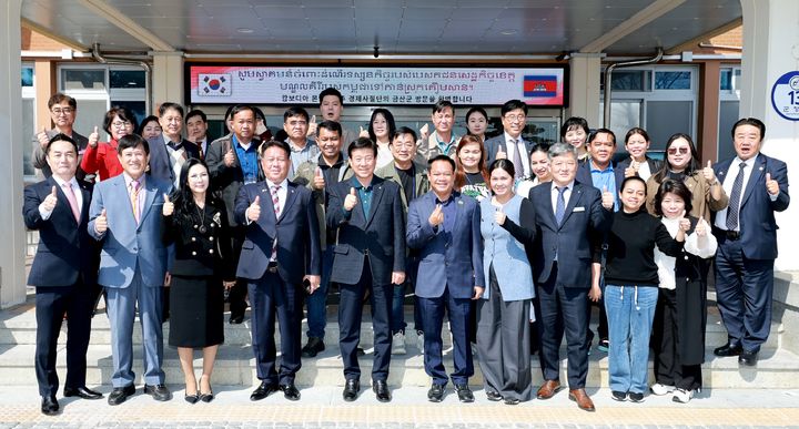 [금산=뉴시스] 캄보디아 경제사절단이 26일 금산군청을 찾아 기념사진을 찍고 있다. (사진=금산군 제공) 2025.03.27. photo@newsis.com *재판매 및 DB 금지