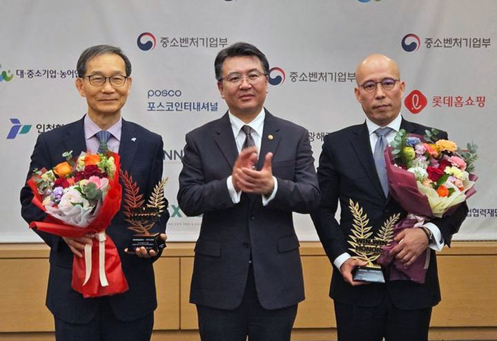 2024년 3월 28일 황규연 한국광해광업공단 사장(왼쪽)이 오기웅 중소벤처기업부 차관으로부터 윈윈 아너스 기념패를 받은 뒤 기념 촬영을 하고 있다.(사진=KOMIR 제공) *재판매 및 DB 금지