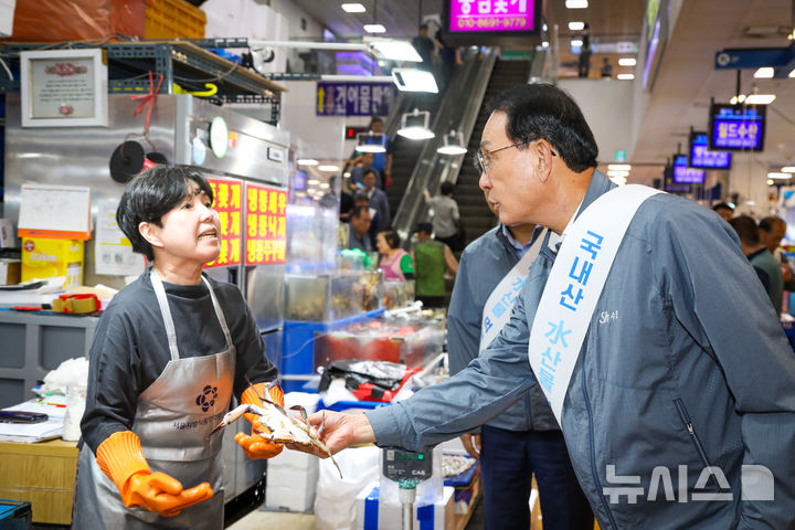 [서울=뉴시스] 노동진 수협중앙회장(오른쪽)이 노량진수산시장을 찾아 매주 수요일마다 제철 수산물을 최대 30% 싸게 판매하는 '노량진 수산데이'에 참여한 상인과 얘기를 나누고 있다.