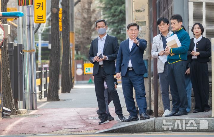 [광명=뉴시스]박승원 광명시장이 26일 광남중학교 통학로에서 담당부서 관계자들과 신호등 설치가 가능한 지 여부 등을 이야기하고 있다.(사진=광명시 제공)2025.03.27.photo@newsis.com
