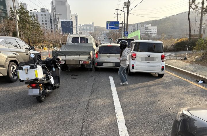 [울산=뉴시스] 박수지 기자 = 26일 오후 울산시 동구 봉수로에서 70대 남성이 몰던 승용차가 신호대기 중인 차량 및 오토바이를 들이 받았다. 당시 남성의 혈중알코올농도는 면허 정지 수준으로 확인됐다 . (사진=독자 제공) 2025.03.27. photo@newsis.com *재판매 및 DB 금지