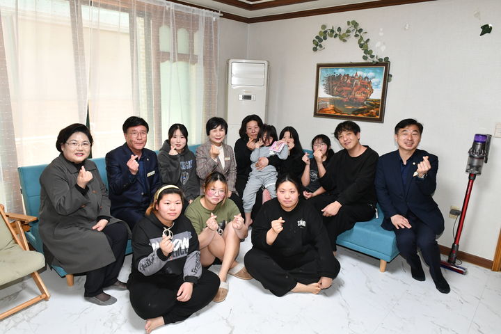 [보령=뉴시스] 13남매를 둔 김모씨 부부 가정을 방문해 기념촬영을 하고 있는 보령시의원들. (사진=보령시의회 제공) 2025.03.27. photo@newsis.com *재판매 및 DB 금지