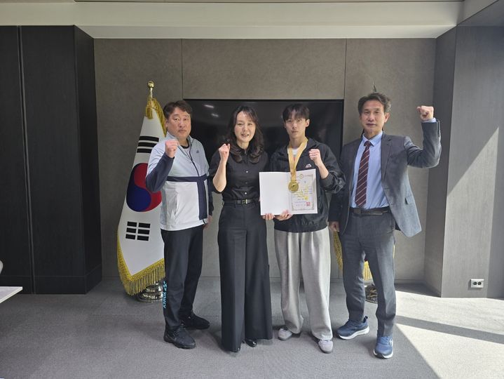 대구과학대학교 박지은 총장과 박시현 선수, 코치진이 2025 전국연맹종별 배드민턴 선수권대회(대학) 남자대학부 단식 우승을 차지했다. 사진은 왼쪽에서 2번째 박지은총장, 3번째 박시현 선수다. *재판매 및 DB 금지