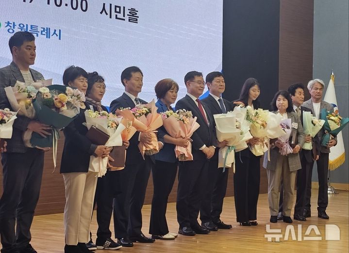 [창원=뉴시스] 청아의료재단 최재영(오른쪽 다섯 번째) 이사장이 27일 오전 창원시청 시민홀에서 열린 올해 1분기(1~3월) 시정발전 유공시민 표창 수여식에서 시장 표창을 받은 후 홍남표(오른쪽 여섯번째) 시장과 기념촬영하고 있다. (사진=청아병원 제공) 2025.03.27. photo@newsis.com