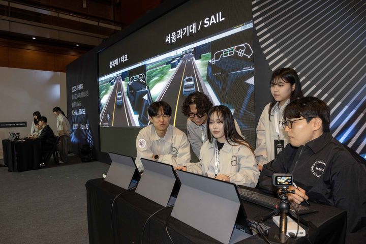 [서울=뉴시스] 현대자동차그룹이 대학생 대상 자율주행 경진대회인 '2025 자율주행 챌린지' 본선 대회를 서울 코엑스에서 개최했다고 27일 밝혔다. 사진은 2025 자율주행 챌린지 대회 본선 경기 현장. (사진=현대차그룹 제공) photo@newsis.com *재판매 및 DB 금지