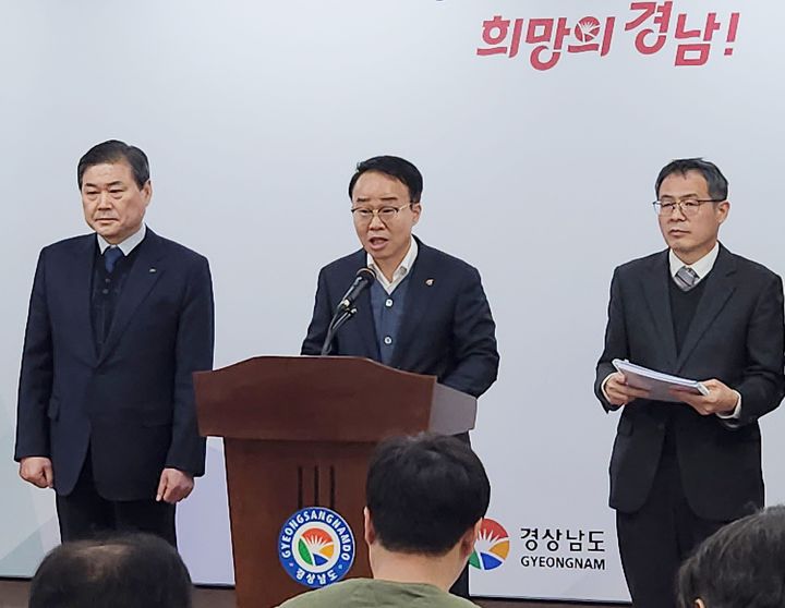 [창원=뉴시스] 박성호(가운데) 부산진해경제자유구역청장이 지난 17일 경남도청 프레스센터에서 '웅동1지구 개발사업 정상화 방안' 관련 브리핑을 하고 있다. 왼쪽은 김권수 경남개발공사 사장. 오른쪽은 허동식 부산진해경제자유구역청 개발본부장. (사진=부산진해경제자유구역청 제공) 2025.03.27. photo@newsis.com *재판매 및 DB 금지