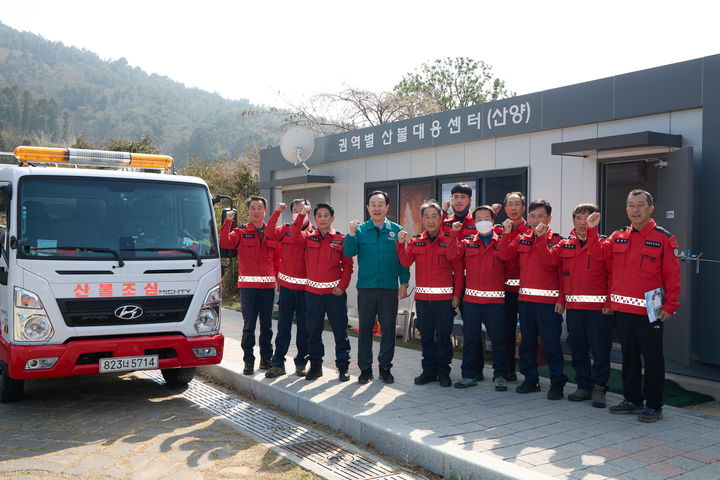 [통영=뉴시스] 신정철 기자= 통영시는 전국 동시다발 산불 발생에 따른 산불재난 국가위기경보 '심각' 단계로 격상됨에 따라 산불예방 총력 대응에 나섰다고 27일 밝혔다.사진은 천영기 통영시장은 지난 26일 통영시 산양권역 산불대응센터를 방문, 산불전문진화대를 격려하고 있다.(사진=통영시 제공).2025.03.27. photo@newsis.com *재판매 및 DB 금지