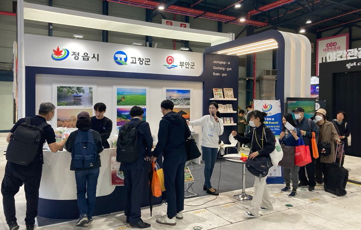 [정읍=뉴시스] 27일부터 30일까지 서울 강남구 세텍(SETEC)에서 열리고 있는 '2025 내 나라 여행박람회', 서남권관광협의회로서 공동참여한 정읍시와 고창군, 부안군의 관광홍보부스에 방문객들이 몰리고 있다 *재판매 및 DB 금지