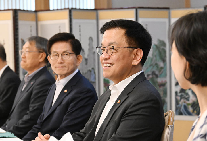 [세종=뉴시스] 최상목 부총리 겸 기획재정부 장관이 27일 서울 종로구 정부서울청사에서 삼성전자, 셀트리온, 신세계아이앤씨 등 일자리 창출 우수 기업 9곳 대표들과 오찬 간담회를 가졌다. (사진=기재부 제공) 2025.03.27. photo@newsis.com *재판매 및 DB 금지