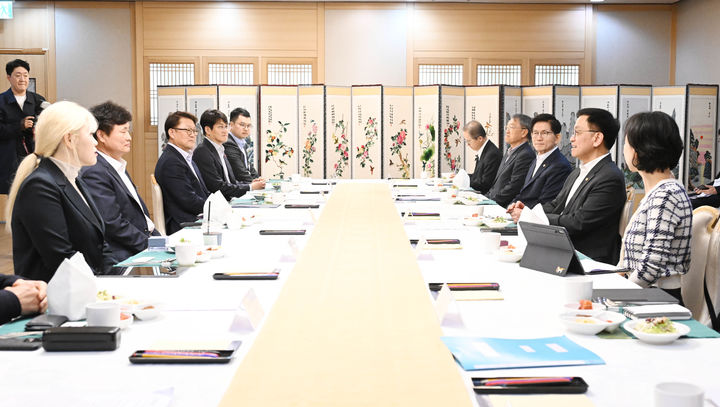 [세종=뉴시스] 최상목 부총리 겸 기획재정부 장관이 27일 서울 종로구 정부서울청사에서 삼성전자, 셀트리온, 신세계아이앤씨 등 일자리 창출 우수 기업 9곳 대표들과 오찬 간담회를 가졌다. (사진=기재부 제공) 2025.03.27. photo@newsis.com *재판매 및 DB 금지