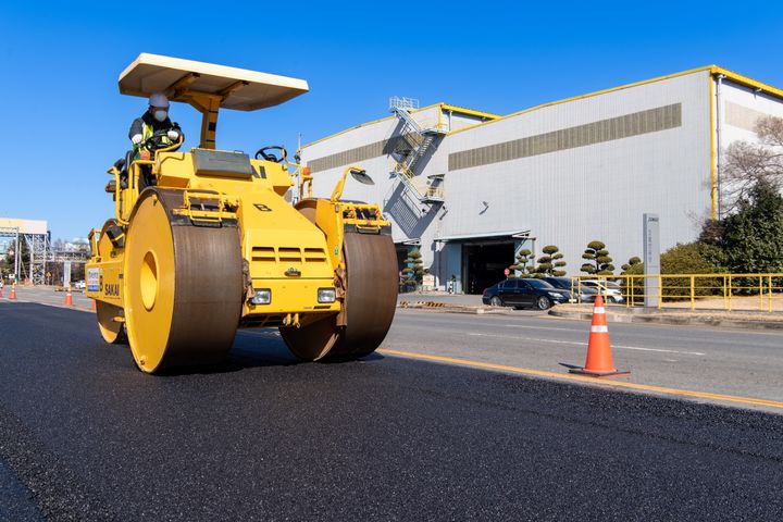 제강슬래그를 골재로 활용한 아스팔트 콘크리트로 광양제철소 내 도로를 포장하고 있다. (사진제공=포스코) *재판매 및 DB 금지