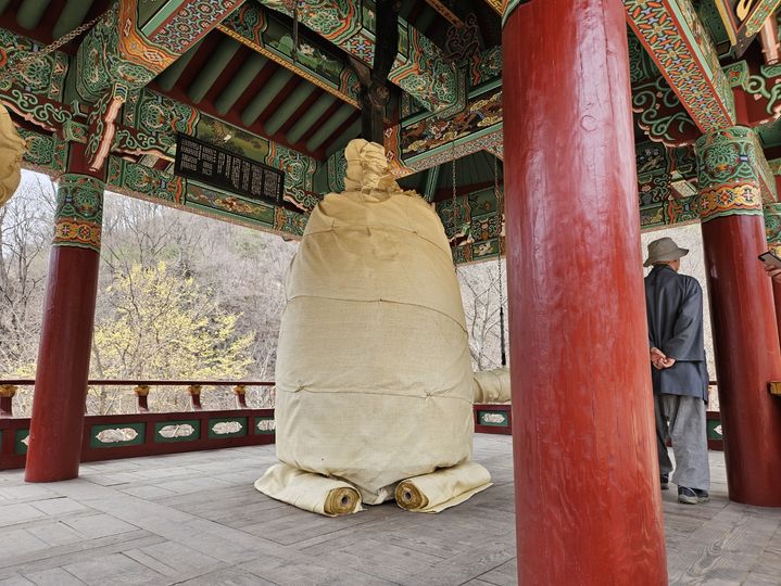 [청송=뉴시스] 방수포 씌워 진 종 june@newsis.com *재판매 및 DB 금지