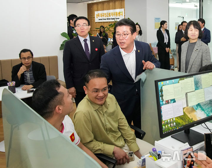 [전주=뉴시스] 전북특별자치도의회 기획행정위원들이 27일 전북국제협력진흥원과 전북외국인근로자지원센터를 방문해 현지 의정활동을 펼쳤다. 2025.03.27 *재판매 및 DB 금지