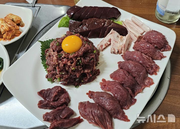 [제주=뉴시스] 제주시내 식당에서 판매하는 말고기. (사진=뉴시스DB) photo@newsis.com