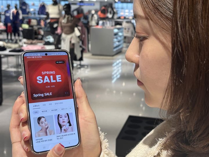 [대구=뉴시스] 기온이 크게 오르며 러닝 및 나들이 관련 상품을 찾는 고객들이 증가하고 있는 가운데 대구지역 롯데백화점은 '스프링 세일 (Spring SALE)'을 진행한다. (사진 = 롯데백화점 제공) 2025.03.27. photo@newsis.com *재판매 및 DB 금지