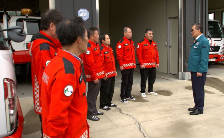 [서천=뉴시스] 김기웅 충남 서천군수가 산불전문예방진화 대원들을 격려하고 있다. (사진=서천군 제공) 2025.03.27. photo@newsis.com *재판매 및 DB 금지