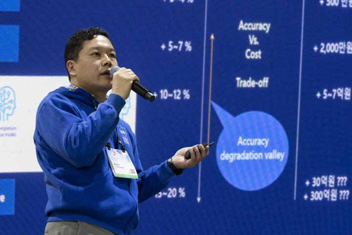 [서울=뉴시스] 김훈동 KT 전략·사업컨설팅부문 AI 리드가 MS와 상용화를 준비 중인 한국적AI에 대해 설명했다. (사진=KT 제공) *재판매 및 DB 금지