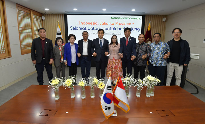 [논산=뉴시스] 논산시의회는 27일 조용훈 의장이 시의회 1층 회의실에서 인도네시아 자카르타주 정부 관계자들을 접견한 후 기념사진을 찍고 있다. (사진=논산시의회 제공) 2025.03.27. photo@newsis.com *재판매 및 DB 금지