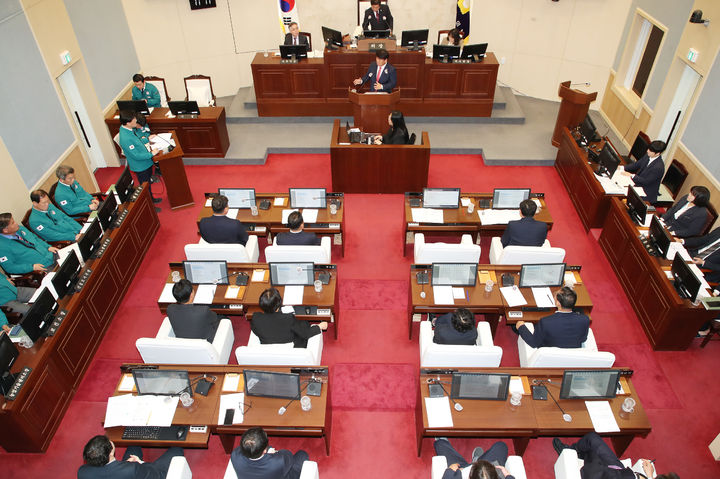 [밀양=뉴시스] 밀양시의회가 제262회 임시회 제2차 본회의에서 의안을 처리하고 있다. (사진=밀양시의회 제공) 2025.03.27. photo@newsis.com *재판매 및 DB 금지